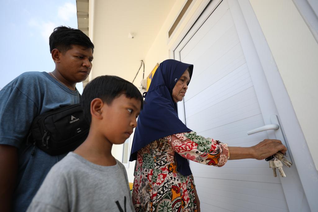 Warga yang direlokasi akan tetap memiliki hak kepemilikan atas tanah atau bangunan yang sebelumnya mereka tempati. Namun, BNPB mengingatkan kembali bahwa tanah dan bangunan itu tidak boleh ditinggali karena memang berada di zona rawan gempabumi.